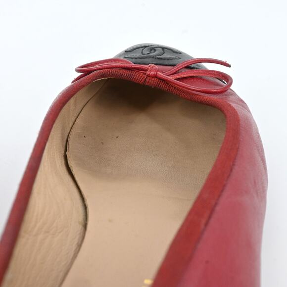 Chanel | Red Leather CC Cap Toe Ballet Flats Size: 38.5 - Picture 8 of 16